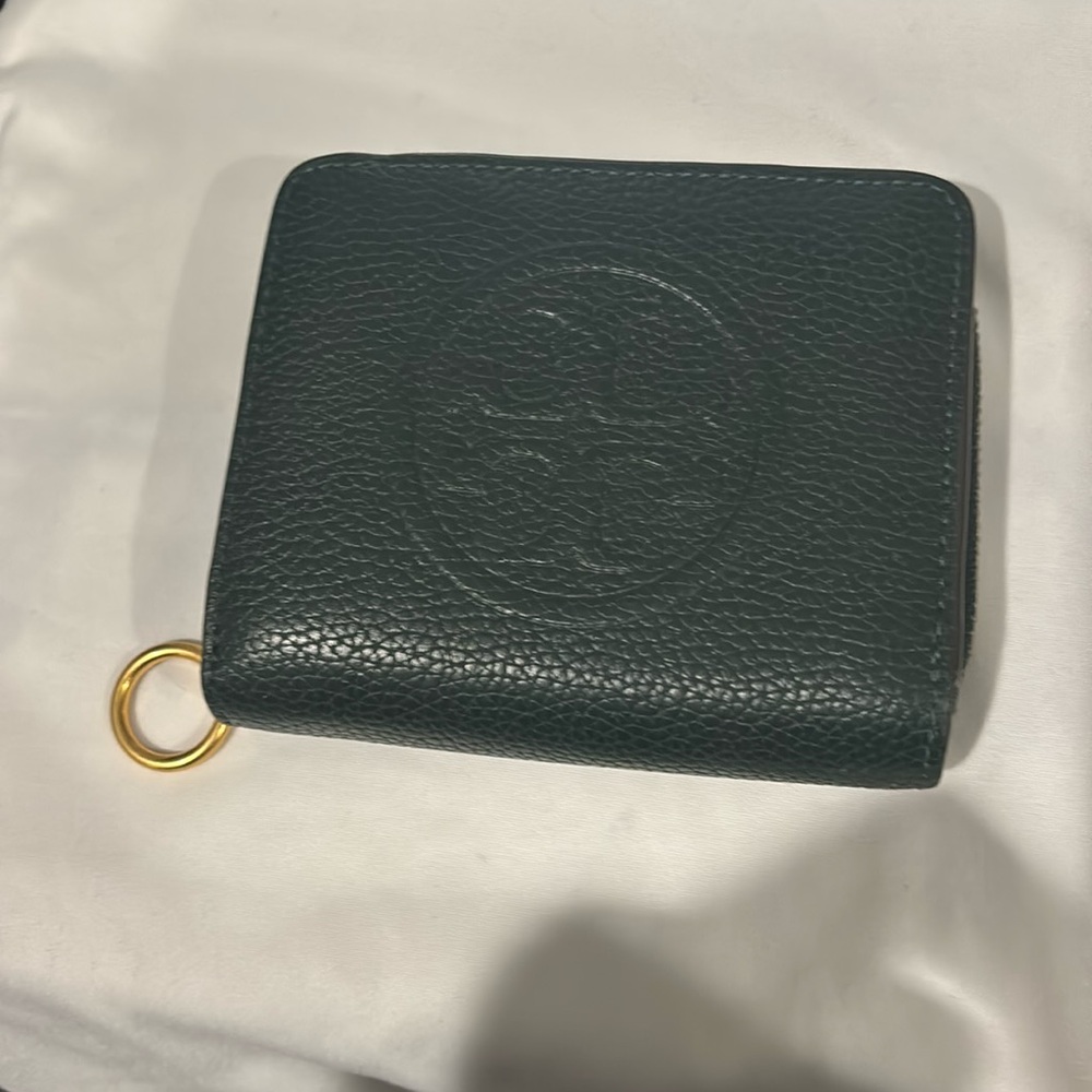 TORY BURCH PERRY BOMBÉ BI-FOLD WALLET in green. Sold out online.